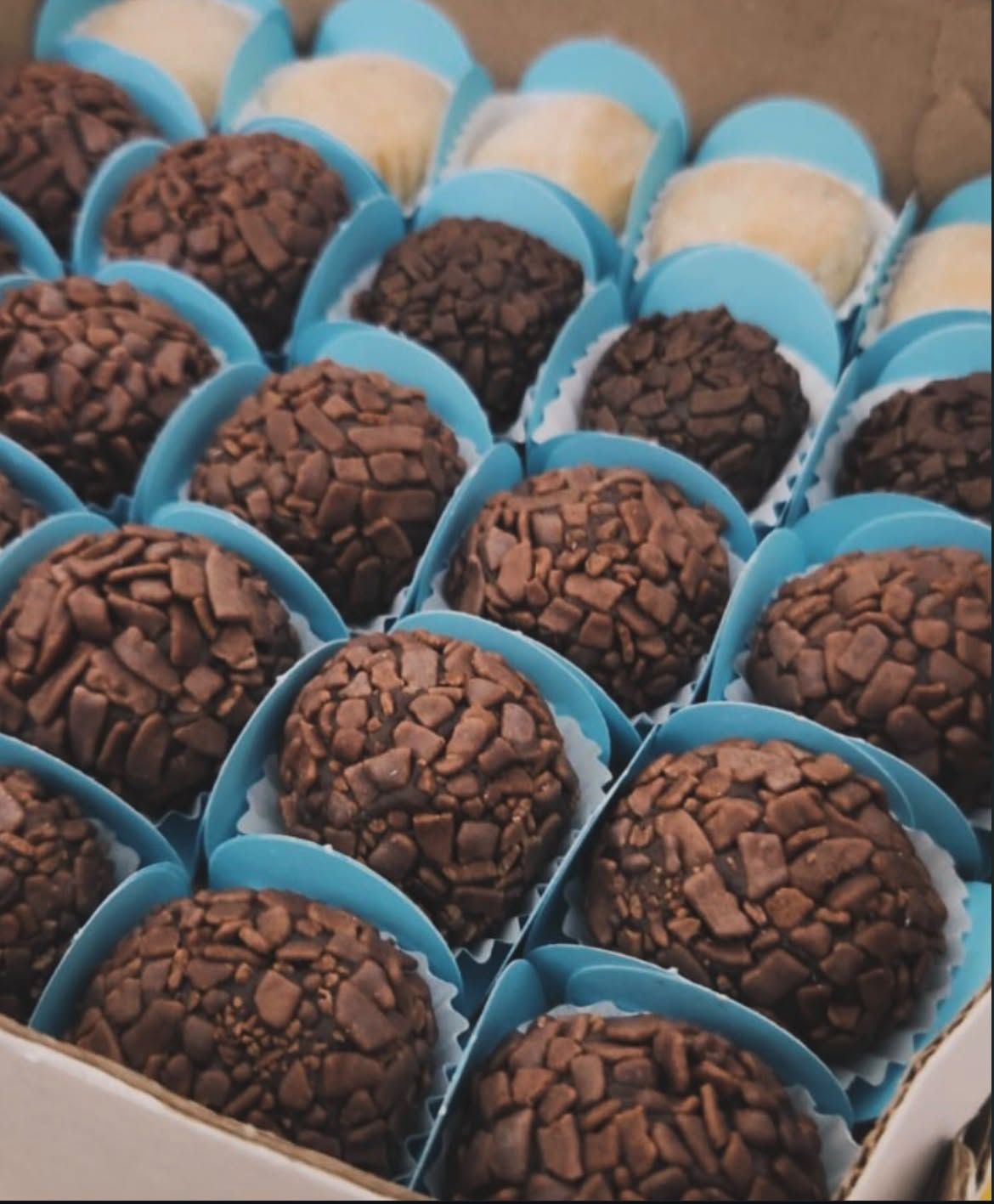 Bandeja cheia de brigadeiros artesanais prontos para entrega