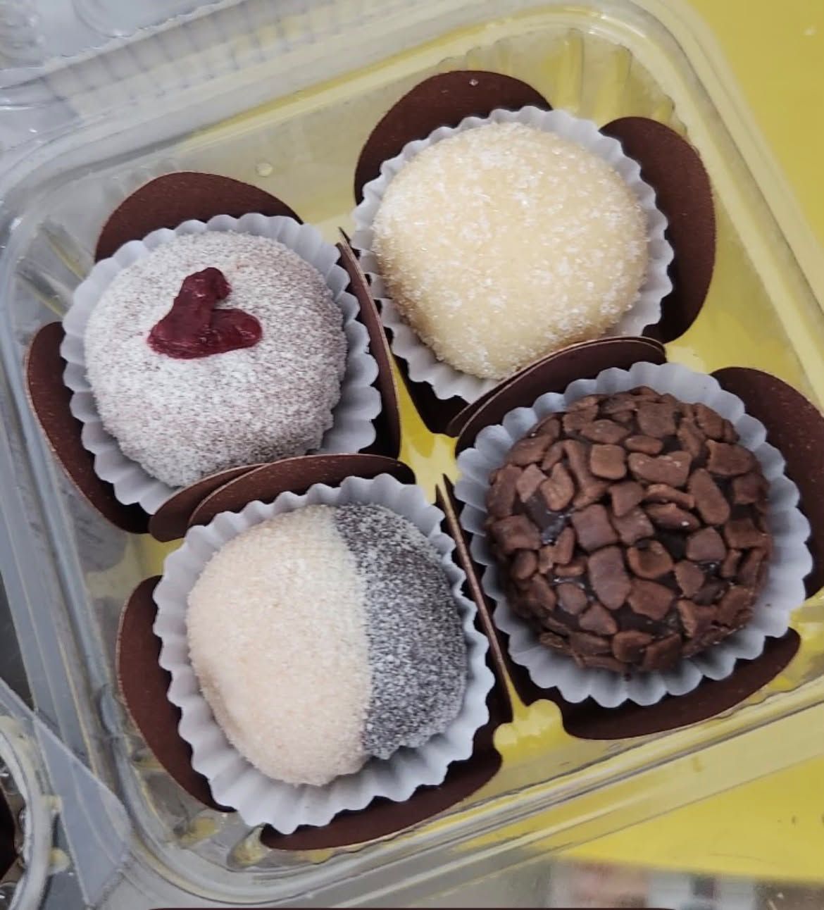 Caixinha com quatro brigadeiros artesanais de sabores variados