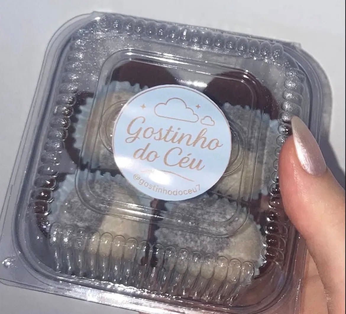 Caixinha de brigadeiros lacrada com o selo da Gostinho do Céu
